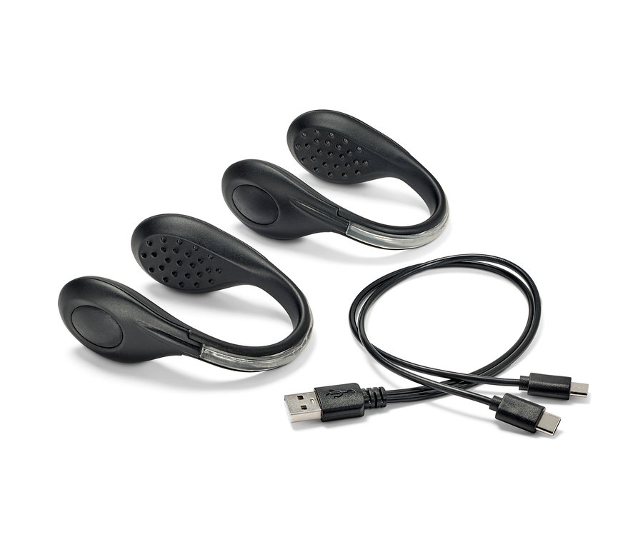 Zwei schwarze LED-Schuhclips und ein Ladekabel.