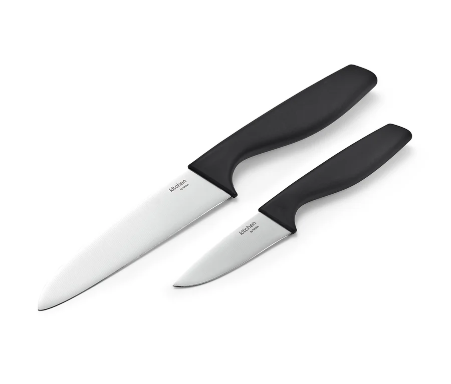 Zwei Küchenmesser aus dem Küchenmesser-Set mit schwarzen Griffen liegen auf einem weißen Hintergrund.