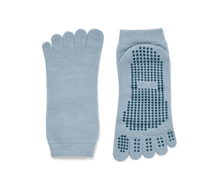 Ein Paar hellblaue Zehensocken, eine Socke glatt, die andere mit Antirutsch-Noppen.