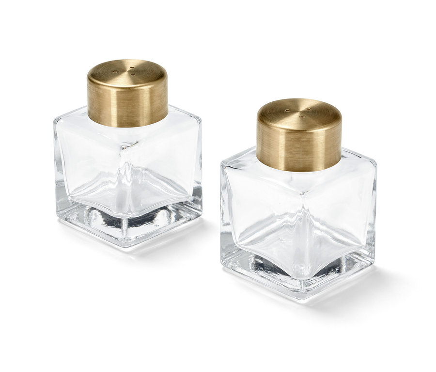 Zwei Salz- und Pfefferstreuer aus Glas mit Messingdeckel.