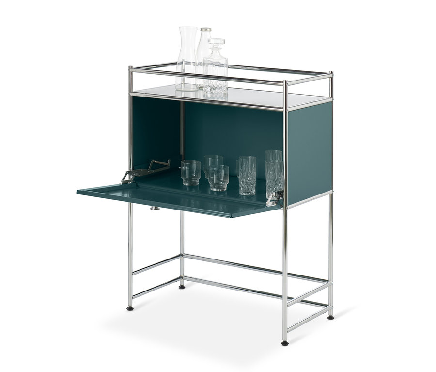 Grüne Konsole »CN3« mit Klappfach, darauf Gläser und eine Karaffe.