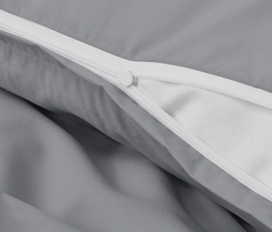 Detailaufnahme von grauer Perkal-Bettwäsche mit Reißverschluss.