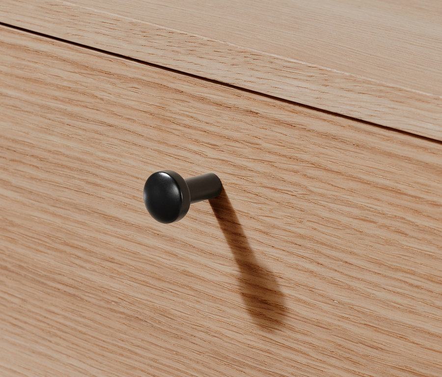 Detail einer Schublade der »Finnsbo« Konsole mit einem runden, schwarzen Griff.