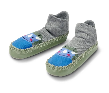Zwei Kinder-Hausschuh-Socken mit Dino-Motiv.
