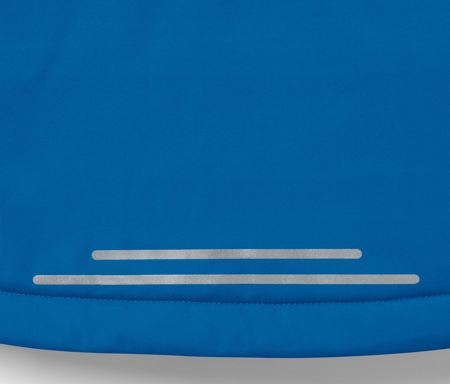Detailaufnahme einer Kinder-Skijacke mit reflektierenden Streifen.