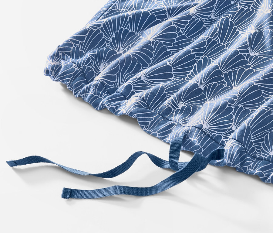 Detailansicht einer Leggings-Pyjamahose mit blau-weißem Blumenmuster und Kordelzug.