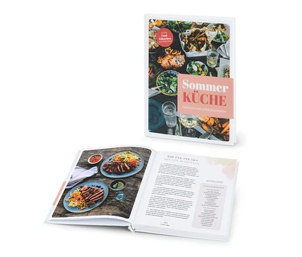 Zwei geöffnete Kochbücher mit Rezepten.