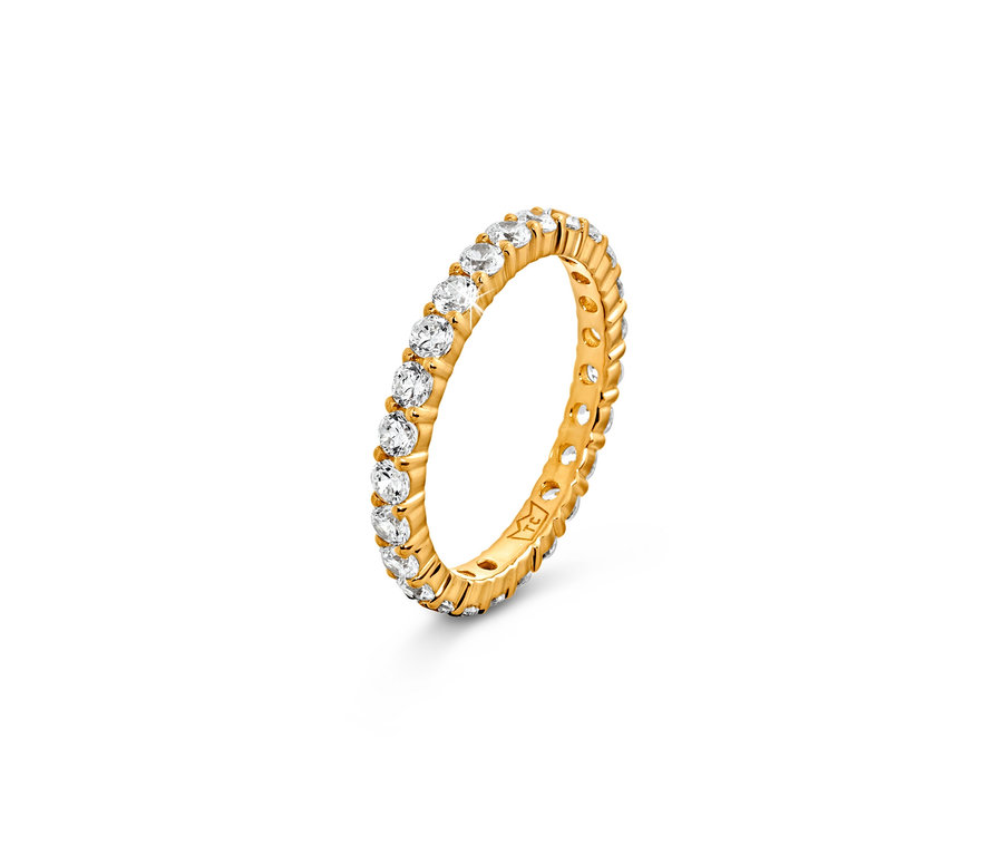 Nahaufnahme eines goldenen Rings mit klaren Steinen. 925 Silber Ring Memory vergoldet