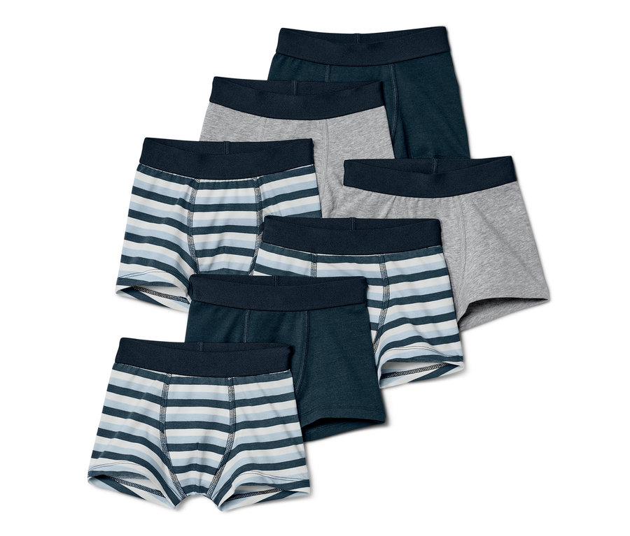 Sieben Jungen-Slipboxer in verschiedenen Farben und Mustern.