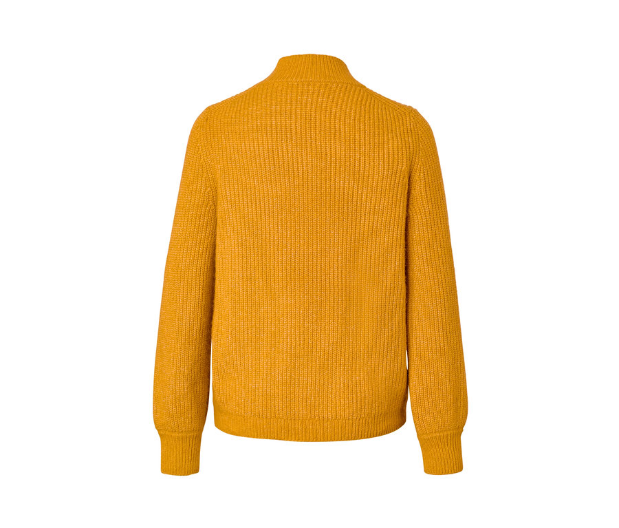 Rückansicht eines ockergelben Grobstrickpullovers.