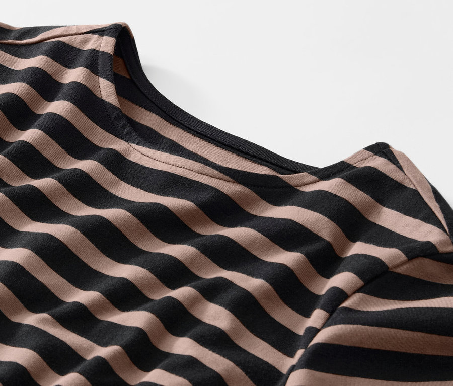 Detailansicht eines schwarz-braun gestreiften Langarmshirts.