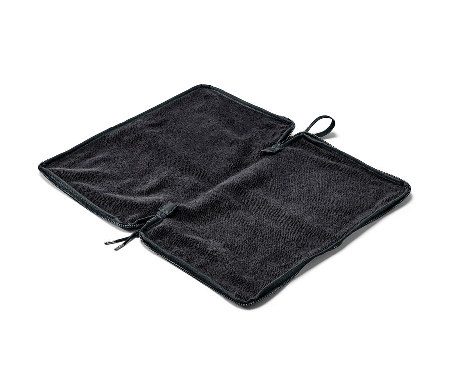 Eine schwarze 2-in-1-Umzieh-Unterlage-Nasssack liegt auf einem weißen Hintergrund.