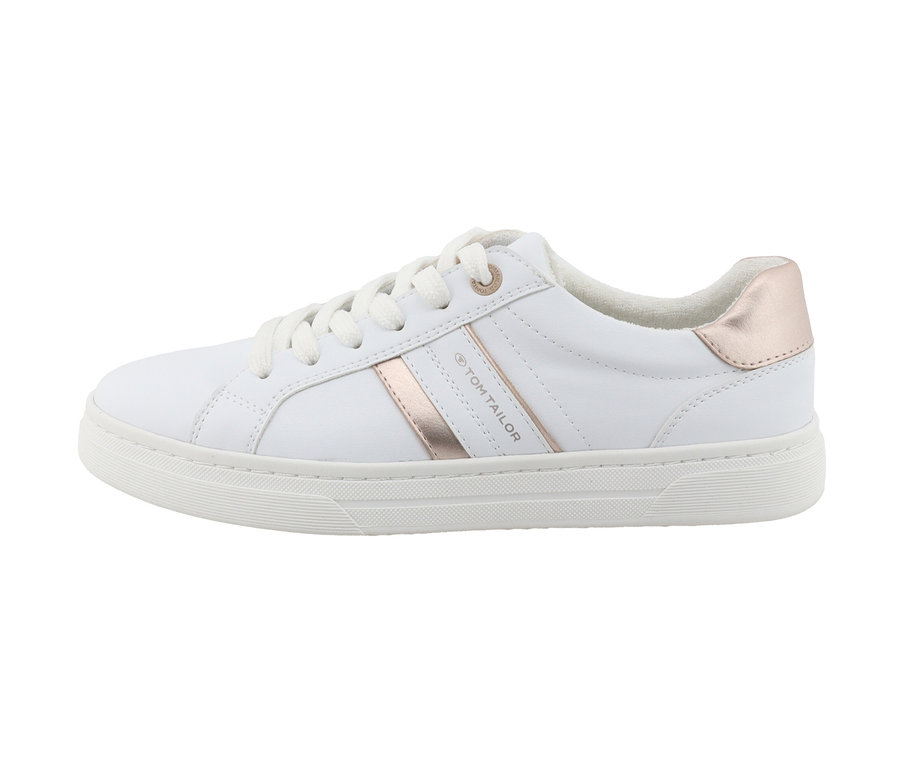 Nahaufnahme eines weißen Tom Tailor Sneakers aus PU mit weißen und goldenen Elementen.