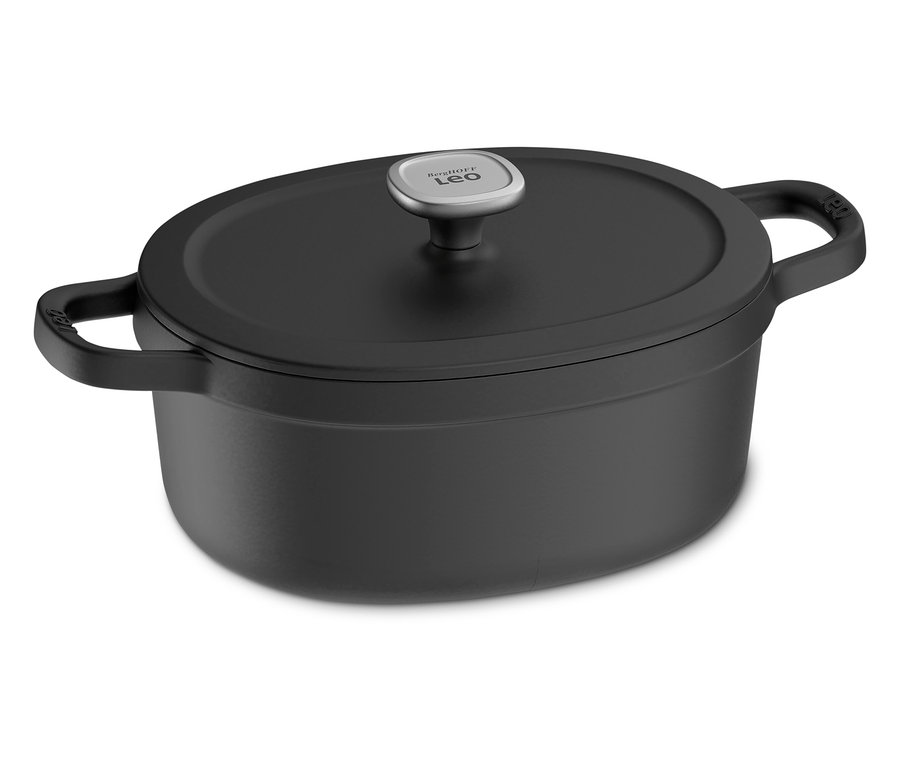 Schwarzer, ovaler BergHOFF Gusseisen-Bräter mit Deckel steht auf einem weißen Hintergrund.