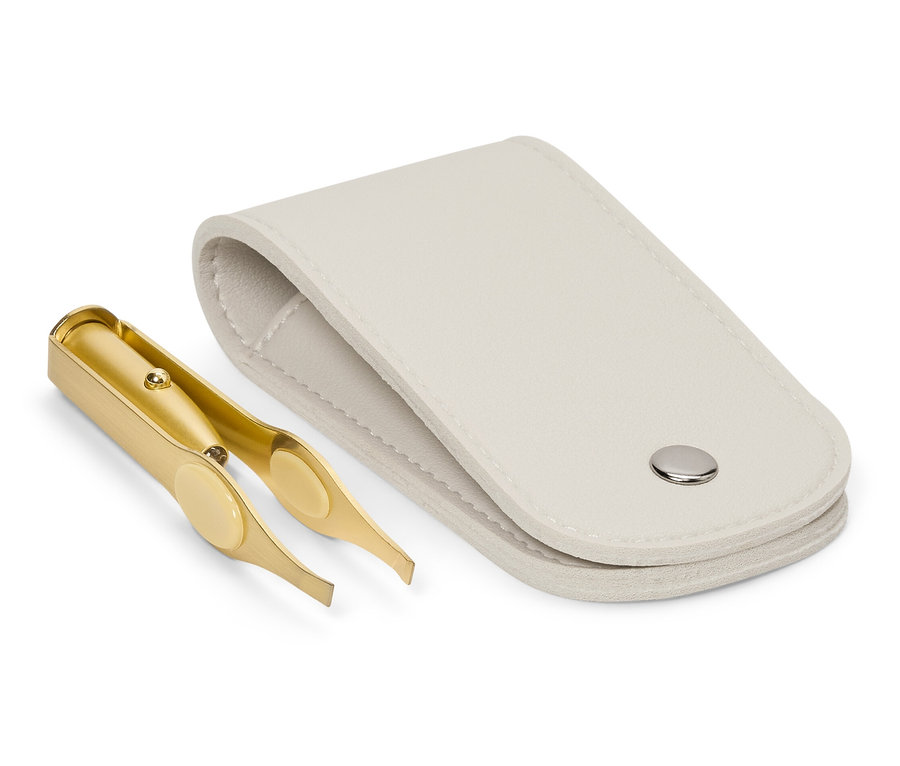 Eine goldene Pinzette liegt neben einem offenen, weißen Etui.