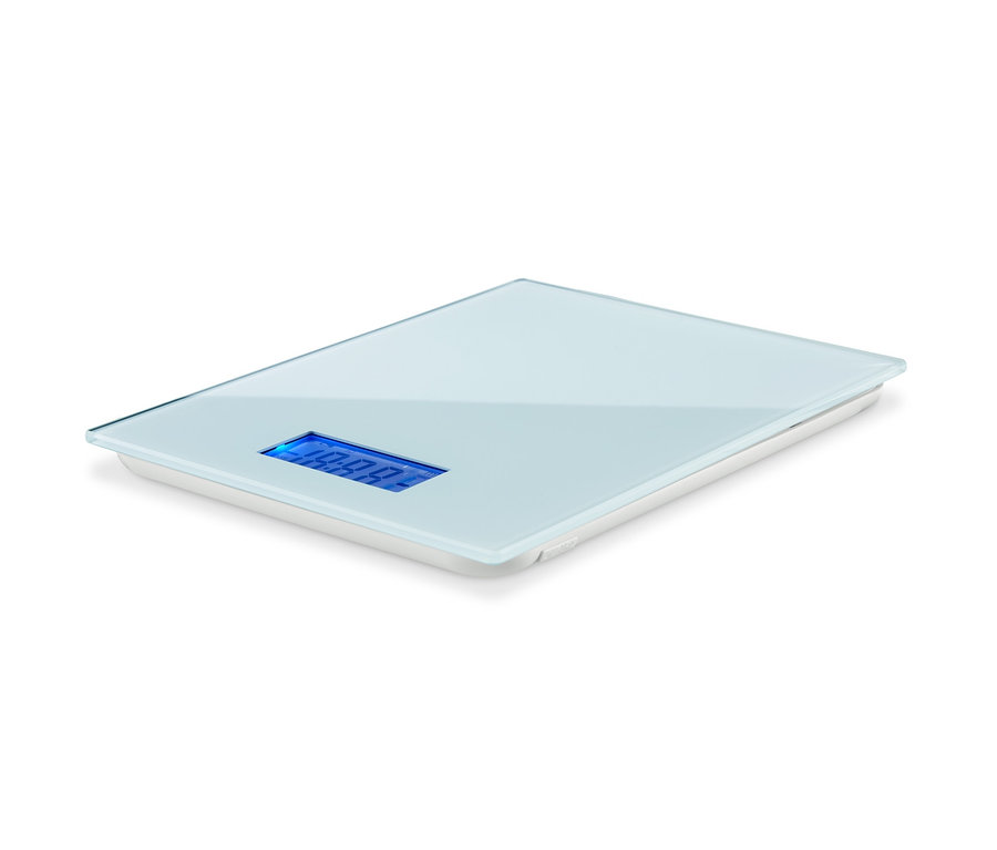 Eine digitale Küchenwaage auf weißem Hintergrund.