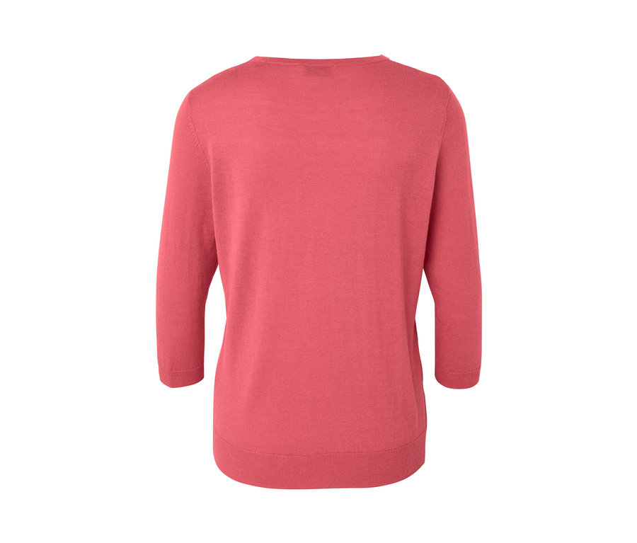 Detailaufnahme eines korallenfarbenen Feinstrickpullovers mit Seide.