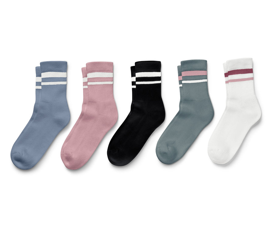 Fünf Paar Socken in verschiedenen Farben mit Streifen oben.