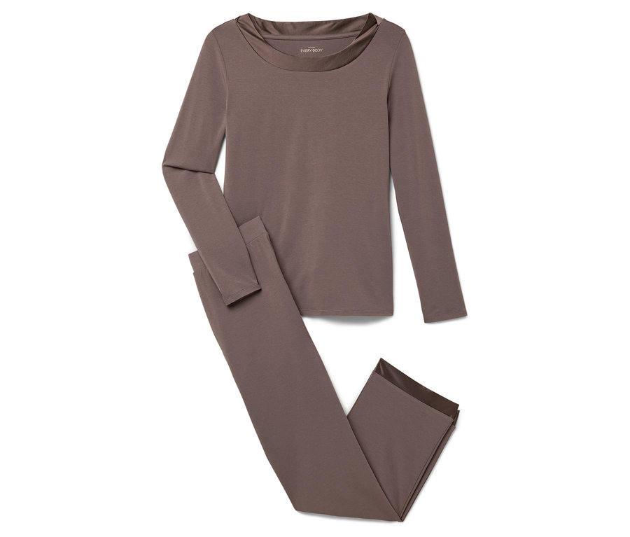 Ein brauner Schlafanzug mit langen Ärmeln und Hosen liegt auf einem weißen Hintergrund.