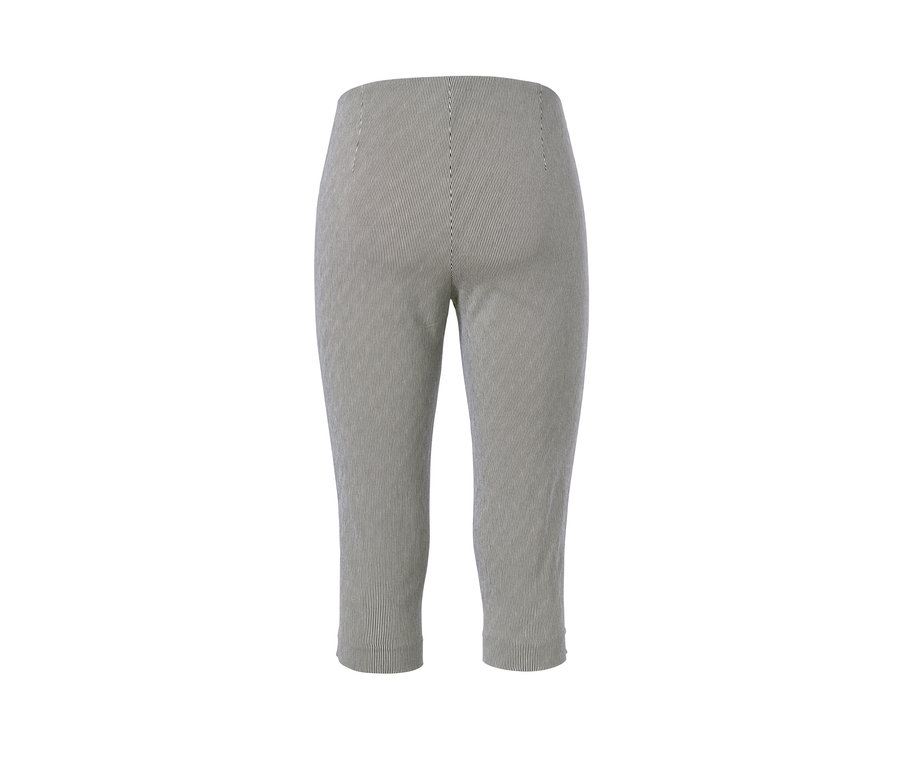 Detail einer gestreiften Stretchhose in 3/4-Länge.