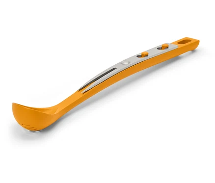 Ein orangefarbener Spaghettiheber mit Edelstahlelementen auf weißem Hintergrund.