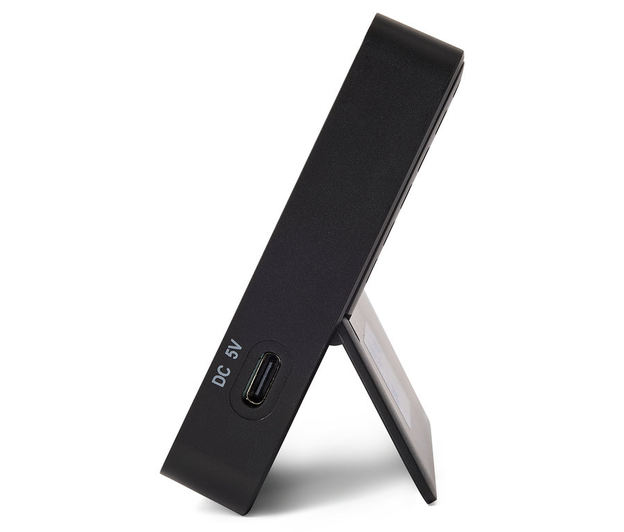 Ein schwarzer E-Reader mit USB-Anschluss und Standfuß.