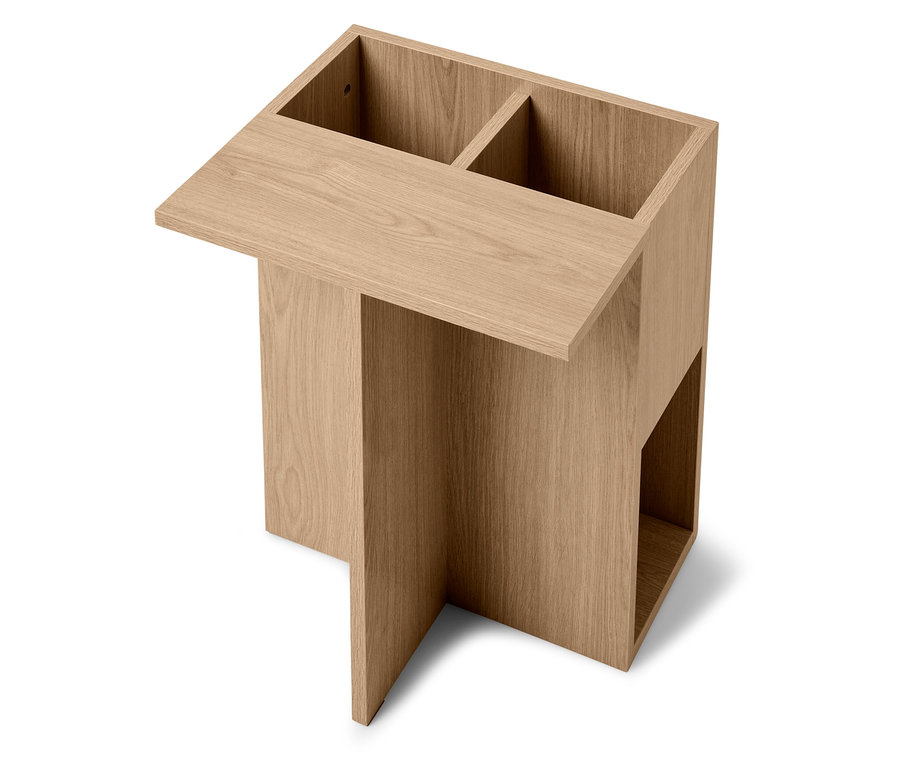 Detailansicht eines Holztisches mit zwei Fächern oben und einem offenen Fach unten.