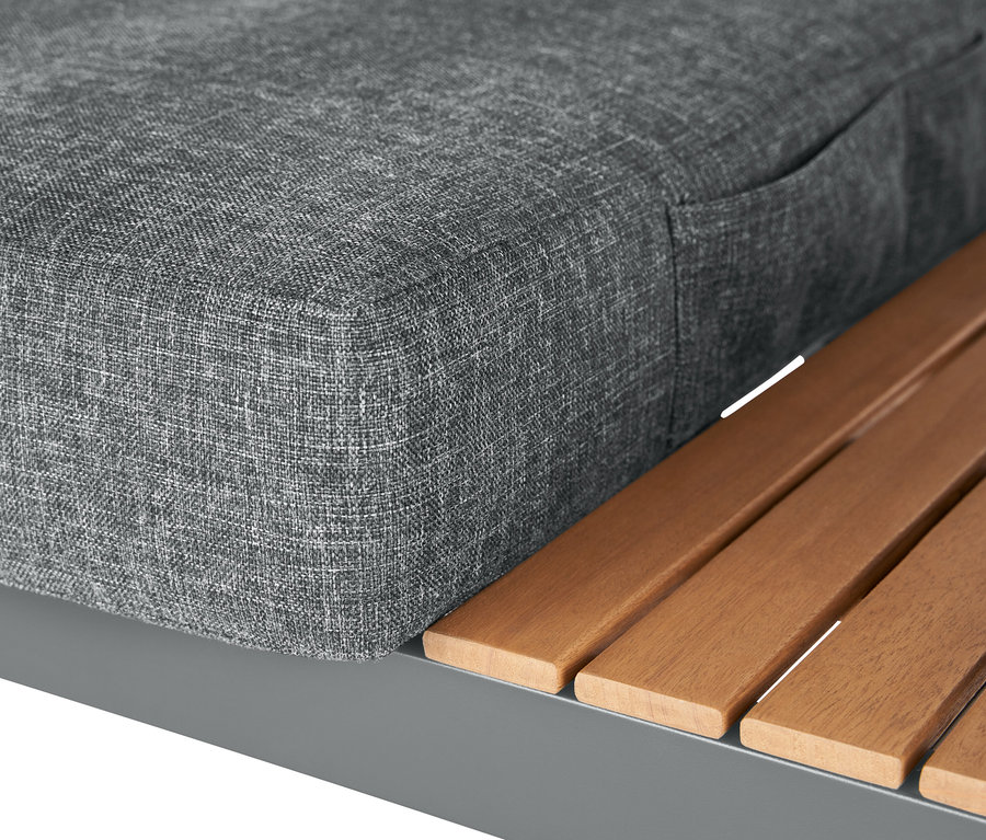 Detail einer grauen ScanCom Outdoor-Lounge mit Fußhocker.