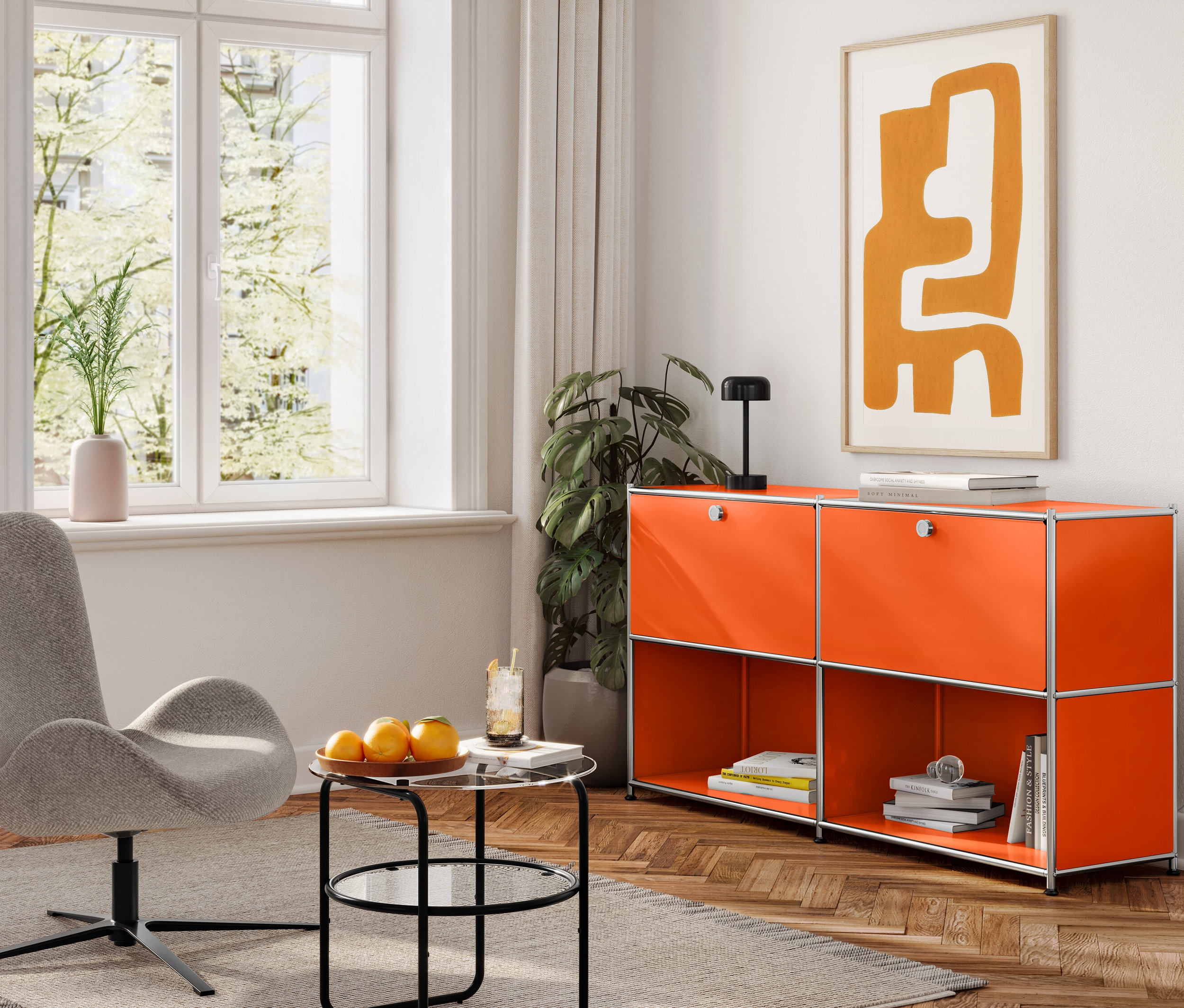 Einrichtung mit Drehsessel, Couchtisch und orangefarbenem Sideboard mit LED-Akku-Tischleuchte.