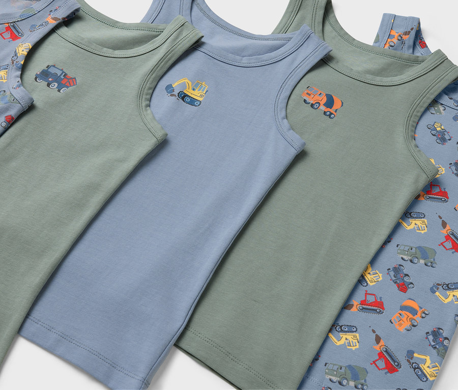 Fünf Kinder Tank Tops mit Baufahrzeugdrucken in Grün und Blau.