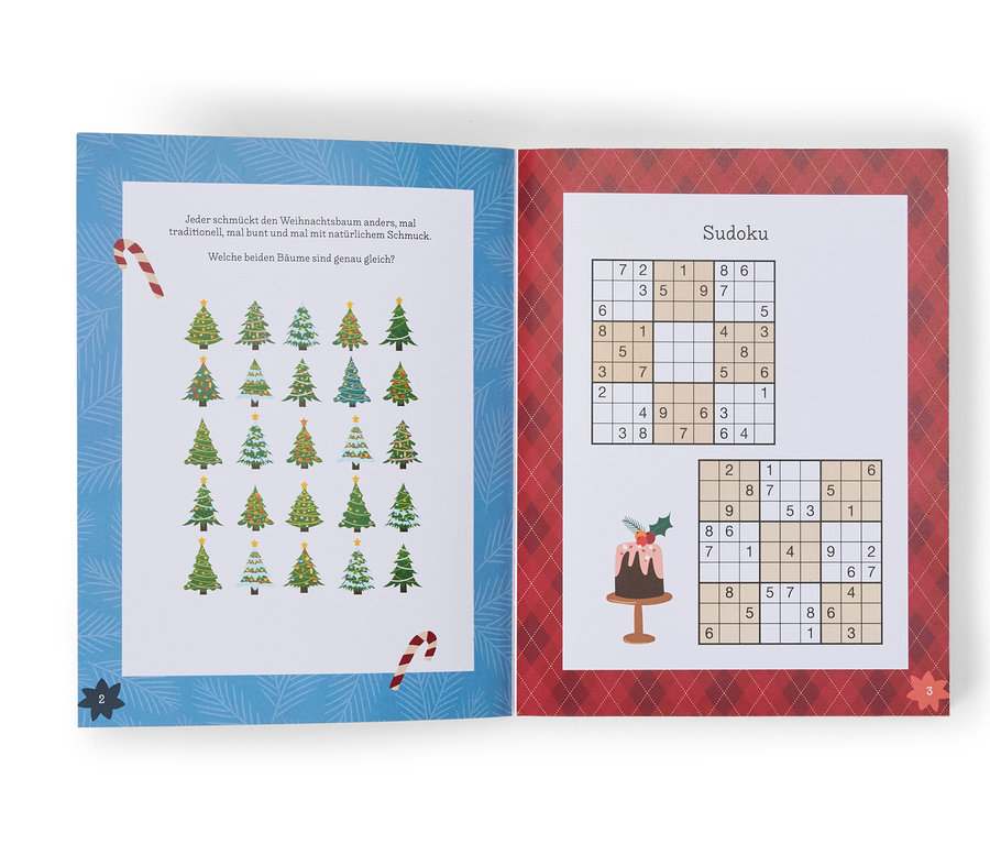 Offenes Buch mit weihnachtlichen Rätseln und Sudoku.