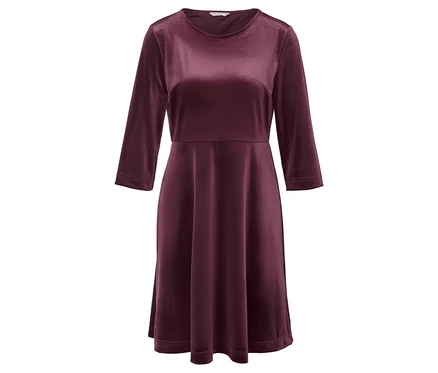 Ein weinrotes Samtkleid mit Dreiviertelärmeln.
