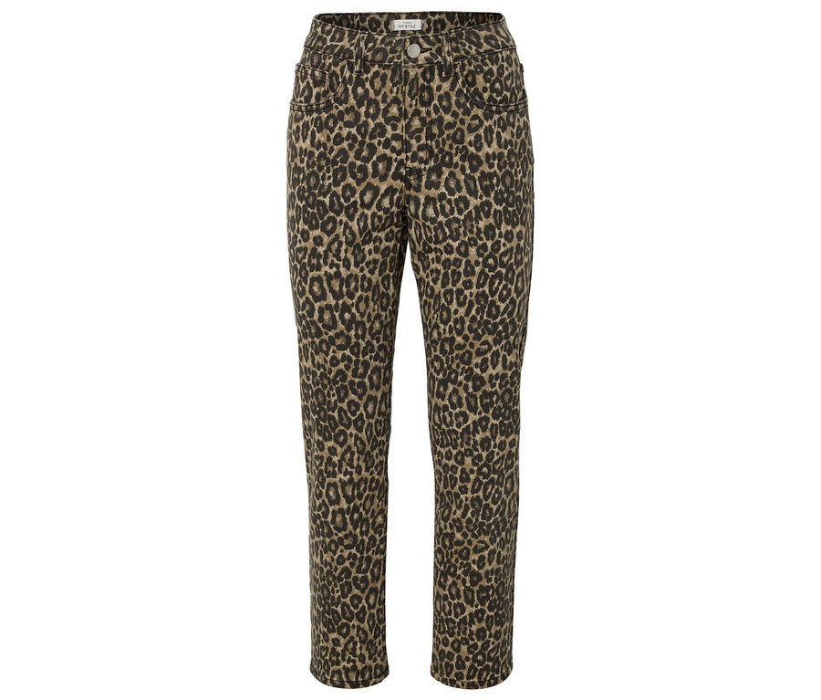 Eine Hose mit Leopardenmuster liegt auf einem weißen Hintergrund.