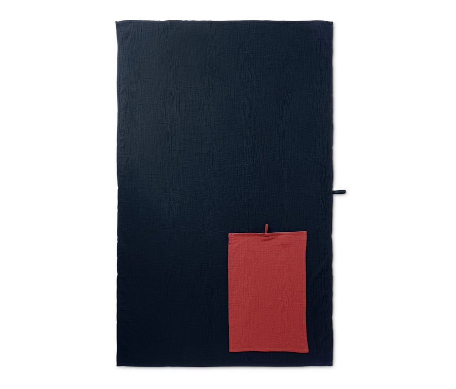 Zwei Musselin-Handtücher, eines marineblau und eines rot, liegen auf einem weißen Hintergrund.