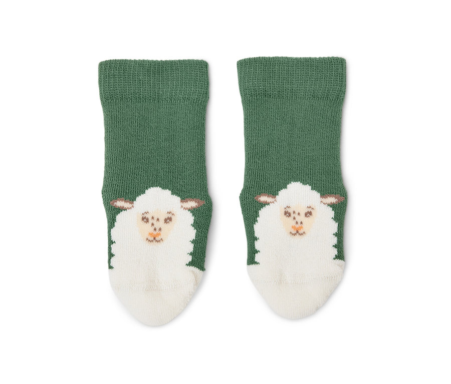 Zwei grüne Frottier-Babysocken mit Schafmotiv.