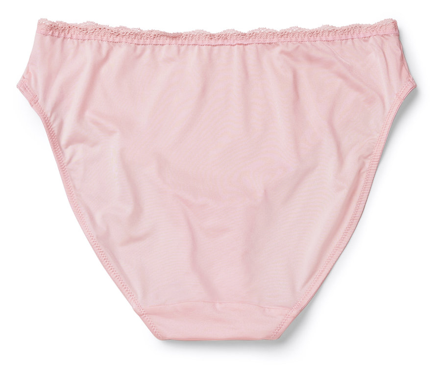 Ein rosa Damenslip mit Spitze liegt auf einem weißen Hintergrund.