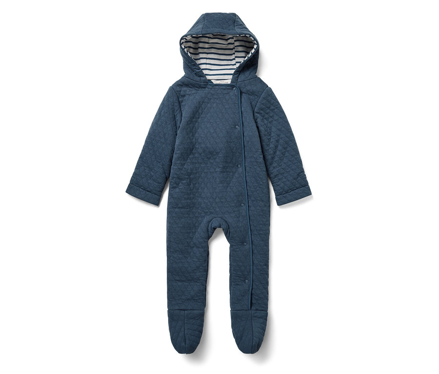 Blauer gesteppter Overall mit Kapuze mit blau-weiß gestreiften Details an der Innenseite der Kapuze.