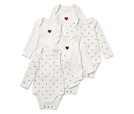 Fünf weiße Baby-Langarmbodys, einige mit einem roten Herz in der Mitte, andere mit einem roten Herzmuster.