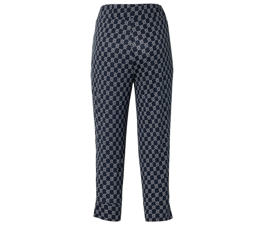 Blaue Hose mit weißem Muster.