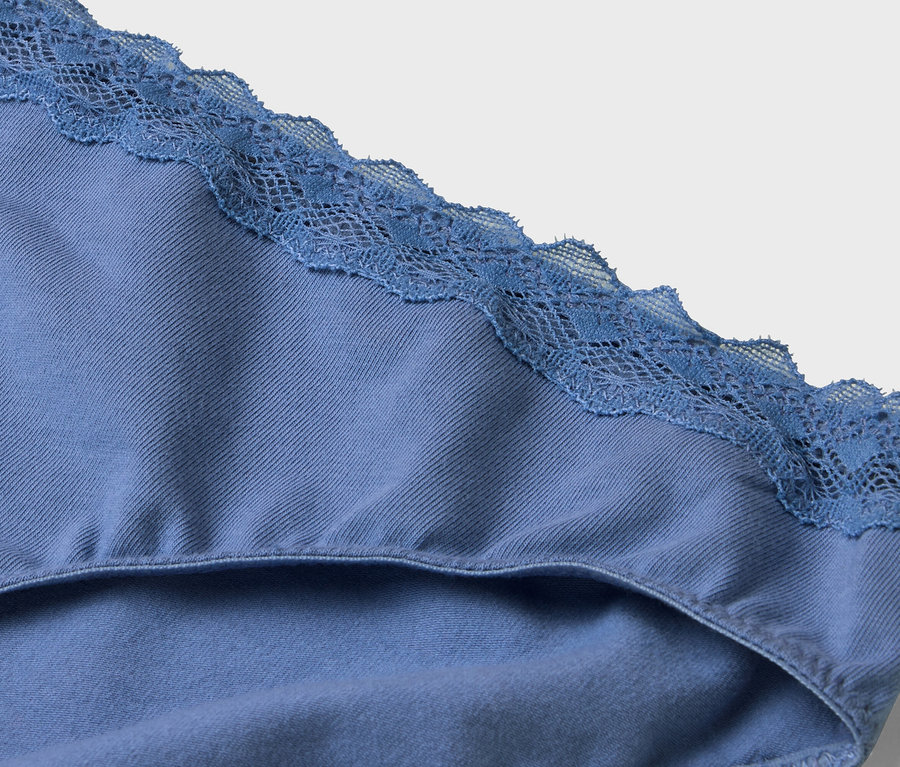 Nahaufnahme von blauer Damenunterwäsche mit Spitzenbesatz.