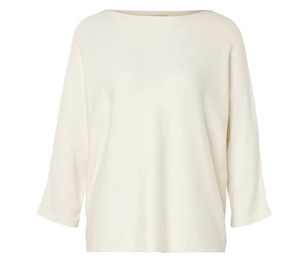 Ein cremefarbener Pullover mit U-Boot-Ausschnitt und Dreiviertelärmeln liegt flach.