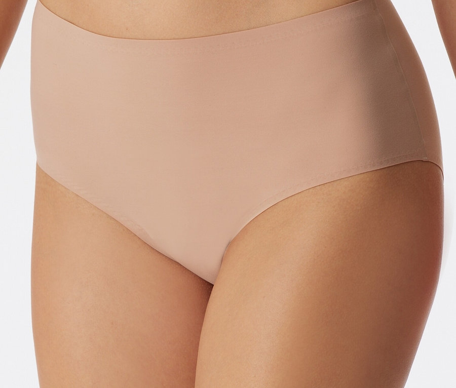 Nahaufnahme einer Frau, die hautfarbene Unterwäsche trägt.