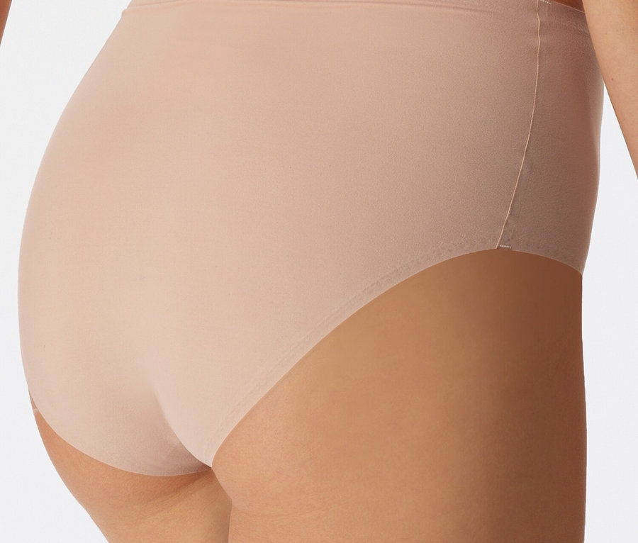 Nahaufnahme der Rückseite einer Frau, die hautfarbene Unterwäsche trägt.