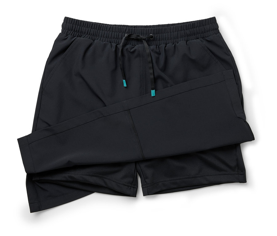 Dunkelblaue Shorts liegen gefaltet auf einem weißen Hintergrund.