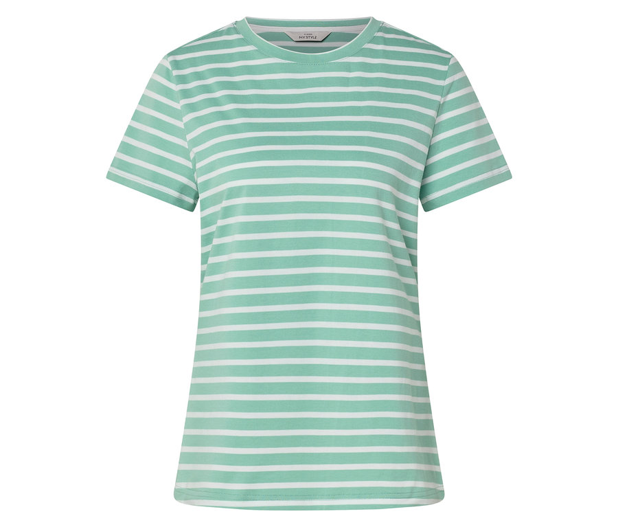 Ein gestreiftes, hellgrün-weißes T-Shirt liegt auf einer weißen Oberfläche.