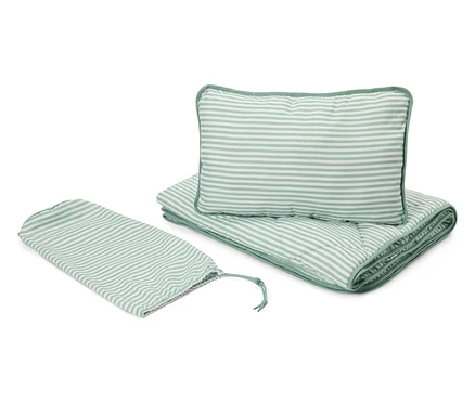 Gestreiftes, hellgrünes Reisebettzeugset, bestehend aus einer Decke, einem Kissen und einer Tasche.
