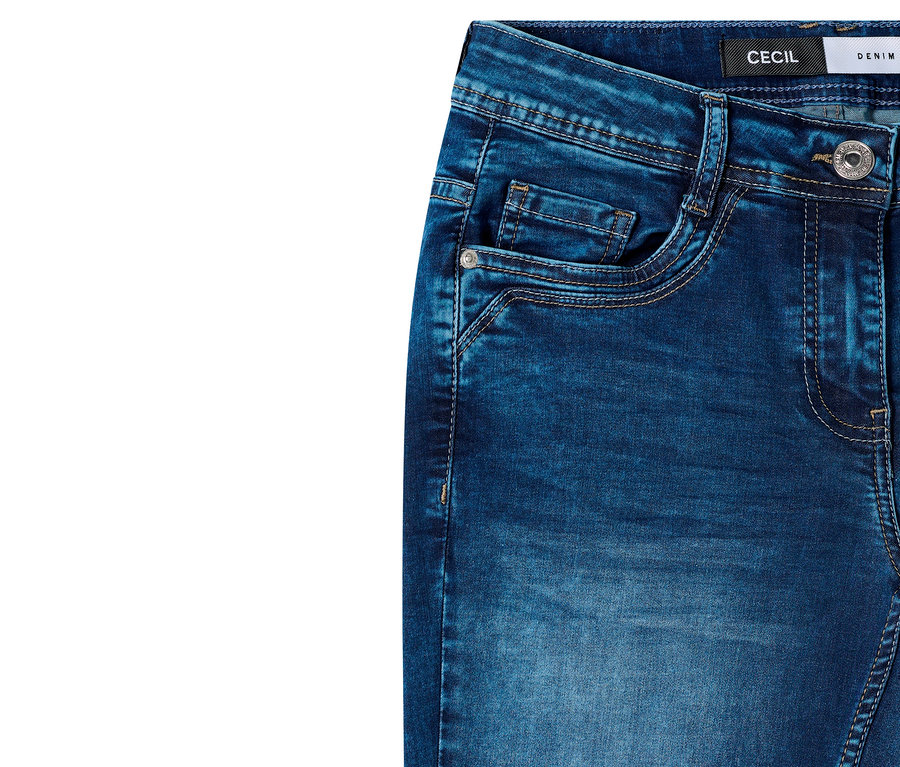Nahaufnahme der CECIL Jeans »Scarlett« in dunkler Waschung mit Taschen und Logo-Etikett.