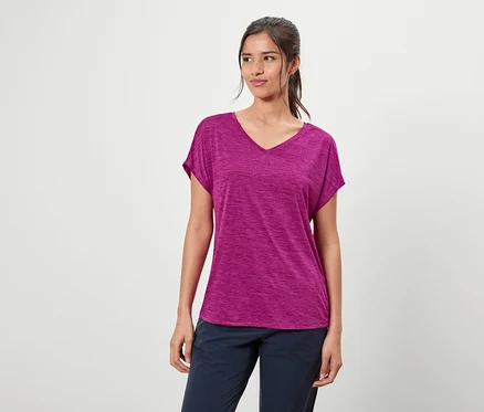 Frau trägt ein violettes T-Shirt und blaue Hosen.