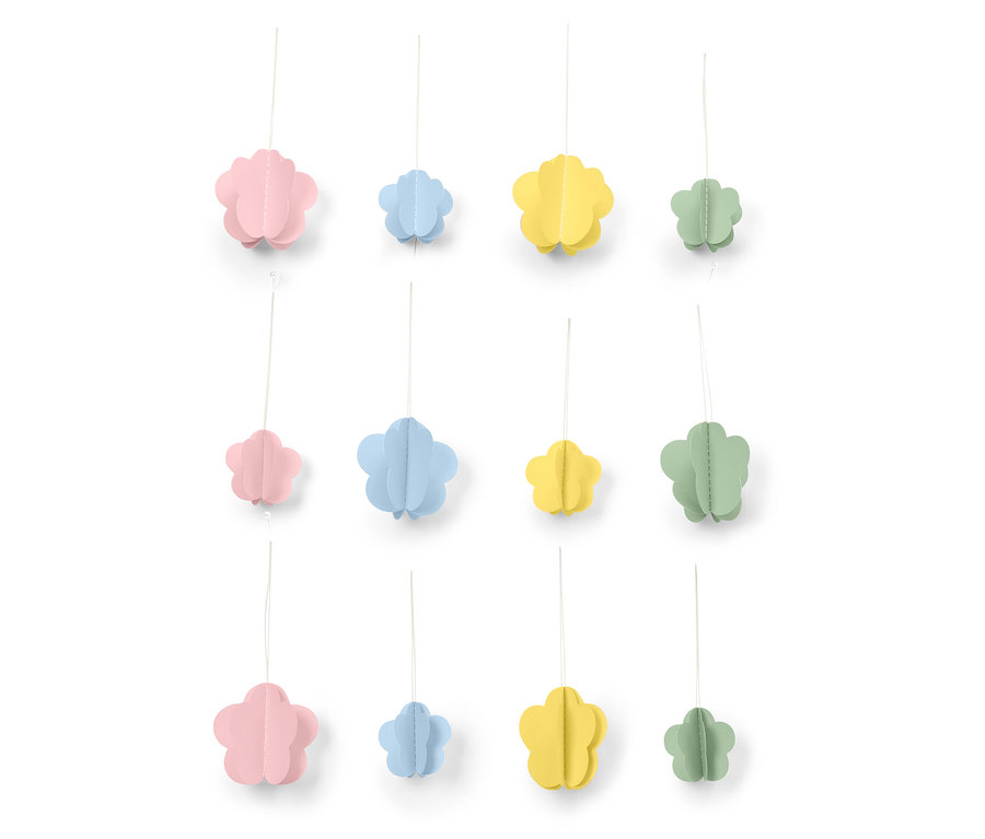 Dekorative Papierblumen in Rosa, Blau, Gelb und Grün hängen an Fäden vor einem weißen Hintergrund.