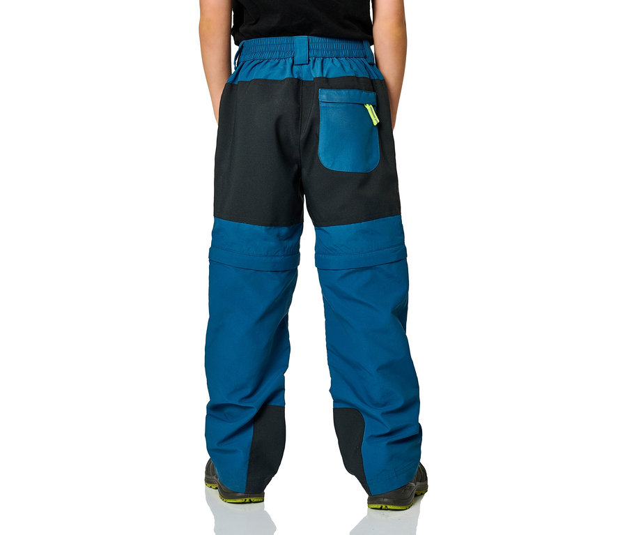 Rückansicht einer Person, die eine blaue und schwarze Wanderhose mit einer Reißverschlusstasche trägt.